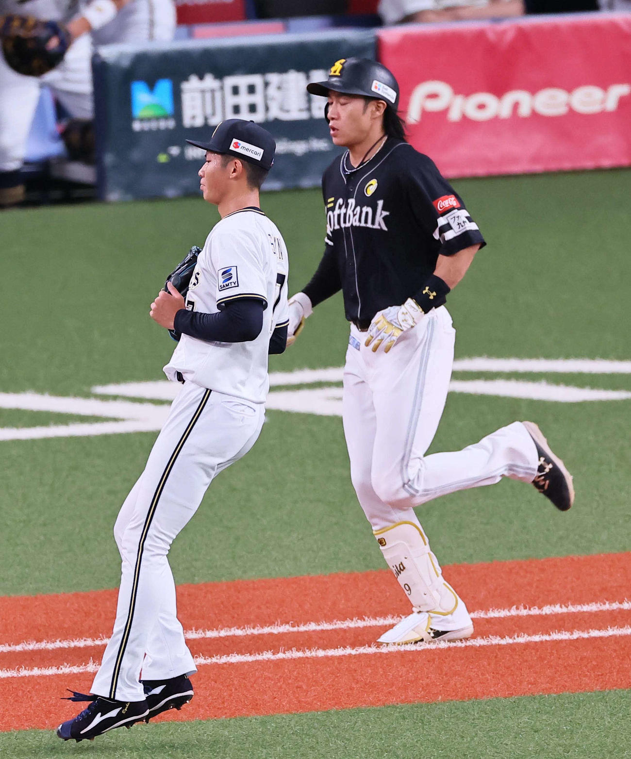 オリックス対ソフトバンク　1回表ソフトバンク2死、曽谷（左）は柳田を一ゴロに打ち取る（撮影・上田博志）