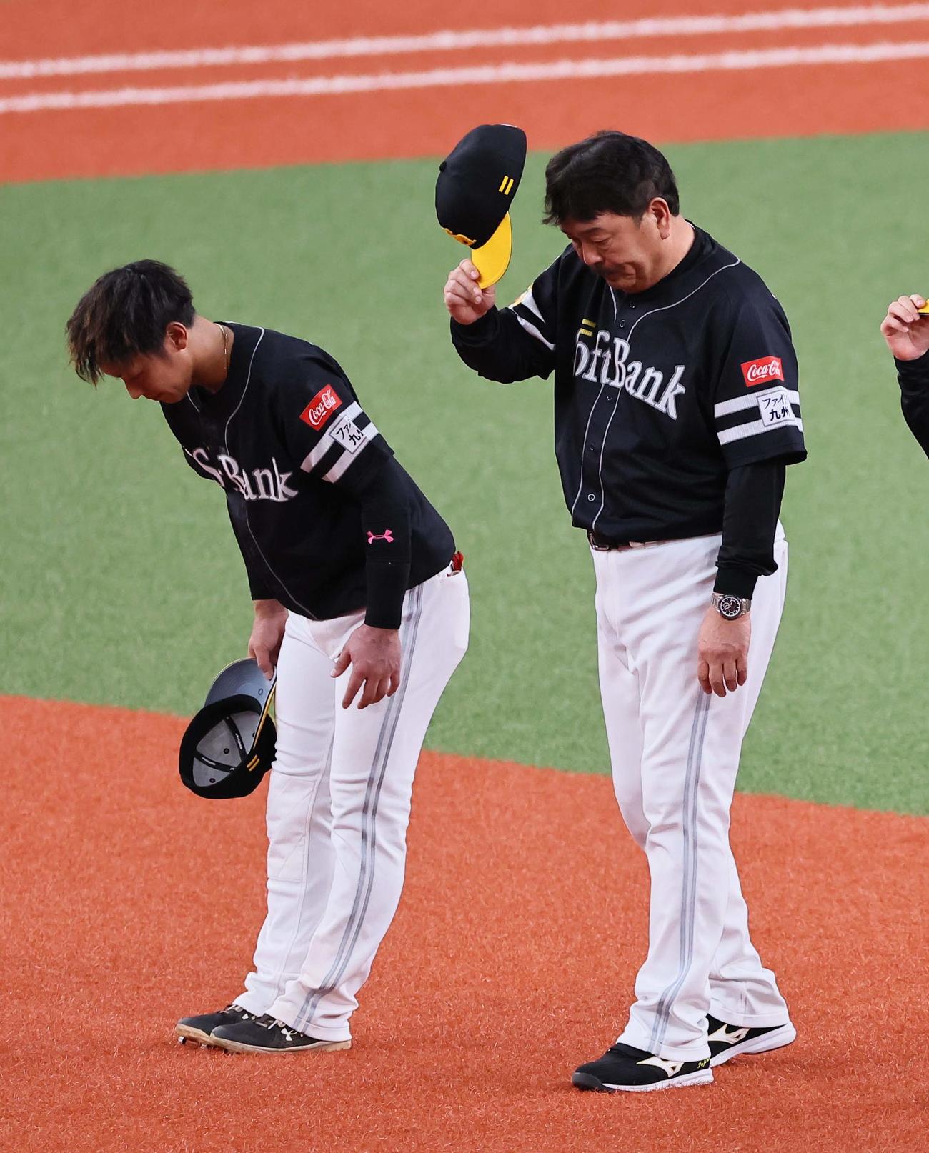 オリックス対ソフトバンク　京セラドーム大阪を終えファンにあいさつをする藤本監督（右）と今宮（撮影・上田博志）