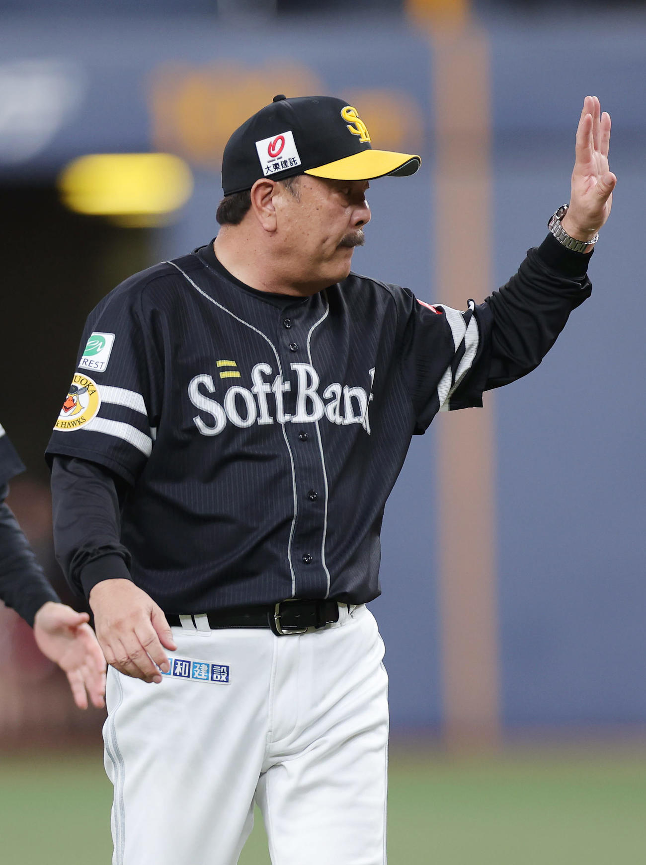 オリックス対ソフトバンク　今季最終戦を終え、スタンドのファンにあいさつし引き揚げるソフトバンク藤本監督（中央）ら（撮影・前田充）