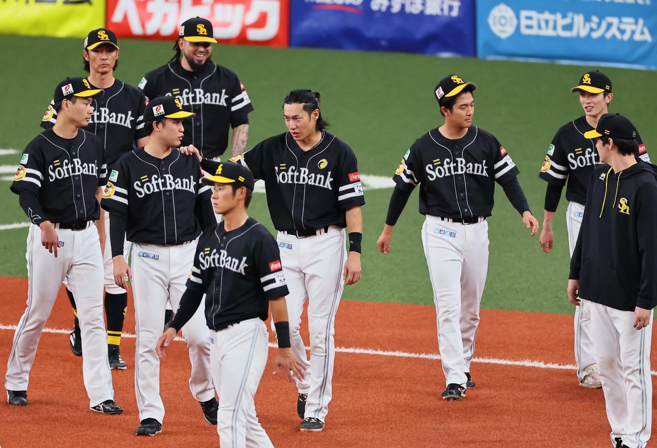 オリックス対ソフトバンク　京セラドーム大阪の最終戦を終えた柳田（中央）らソフトバンクナインはファンにあいさつへ向かう（撮影・上田博志）