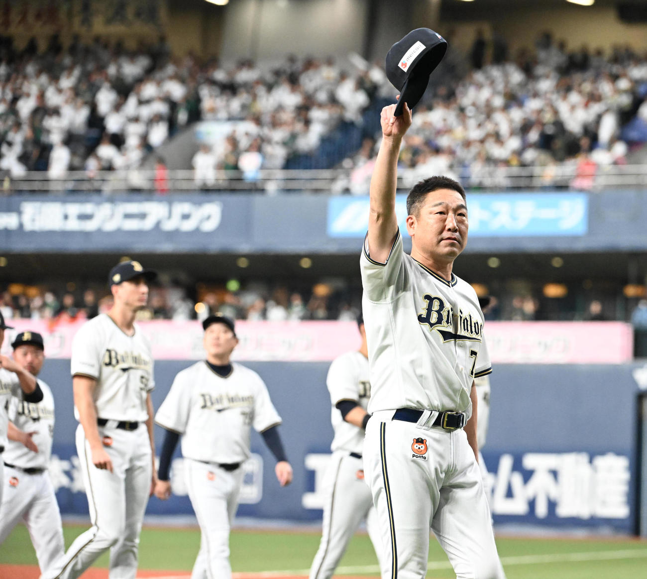 レギュラーシーズン最終戦を終えファンに帽子を取ってあいさつするオリックス中嶋監督（撮影・和賀正仁）