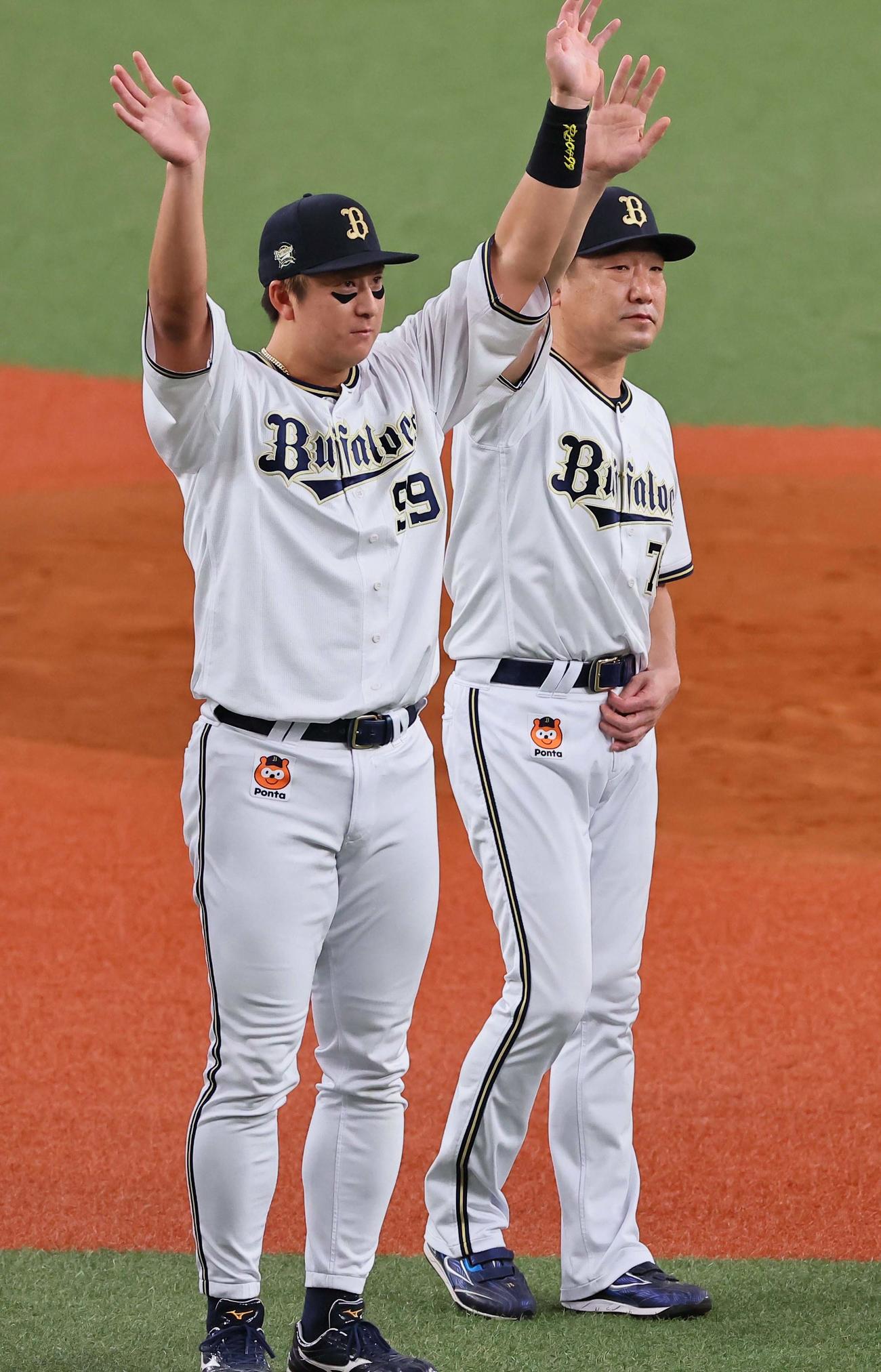 オリックス対ソフトバンク　リーグ最終戦を終えた杉本（左）と中嶋監督はファンにあいさつをする（撮影・上田博志）