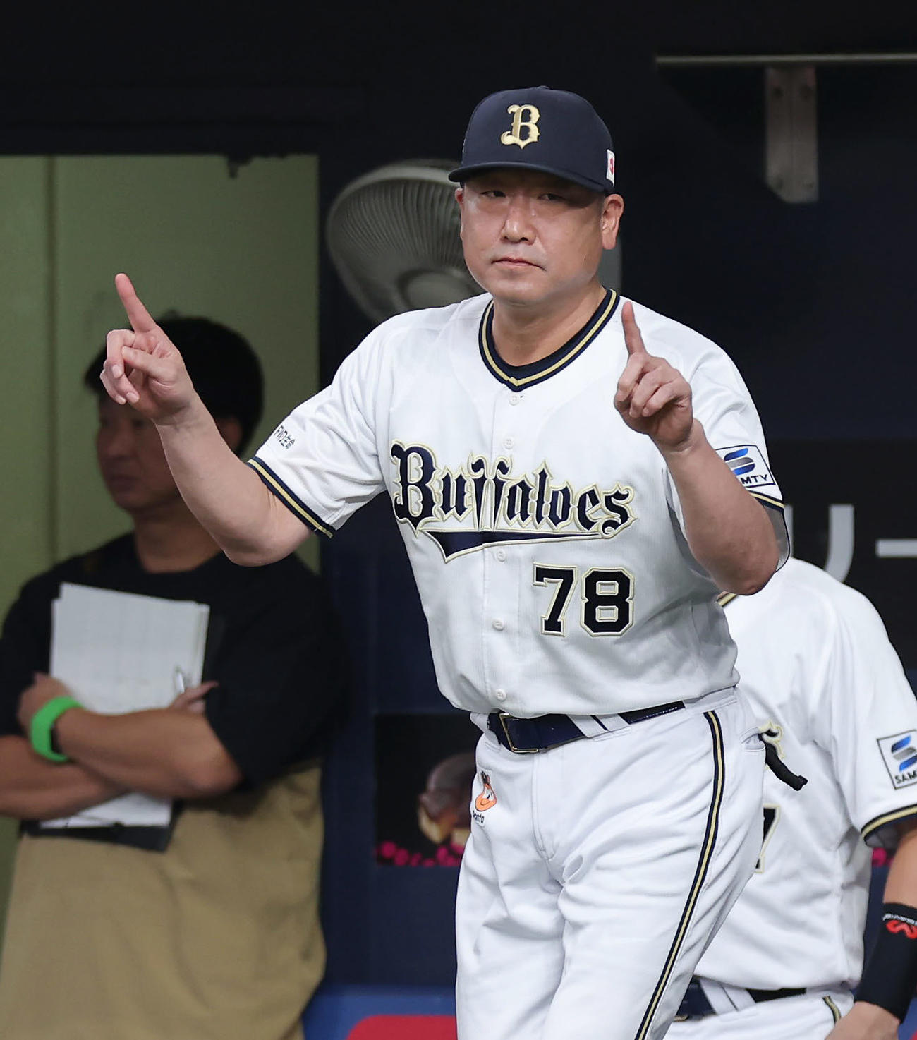 オリックス対ソフトバンク　6回表ソフトバンク2死一塁、周東の二盗セーフの判定にリクエストする中嶋監督（撮影・前田充）