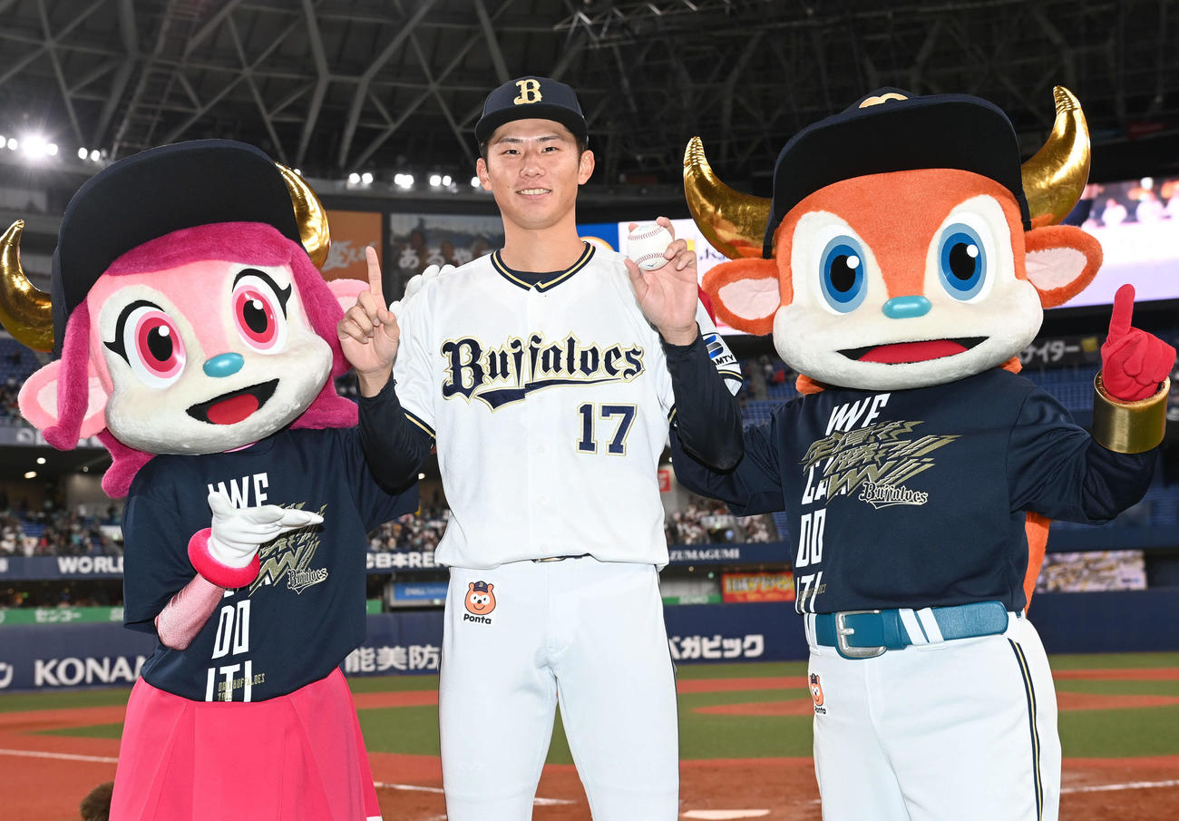 オリックス対ソフトバンク　プロ初勝利を挙げウイニングボールを手にポーズを取るオリックス曽谷（撮影・和賀正仁）