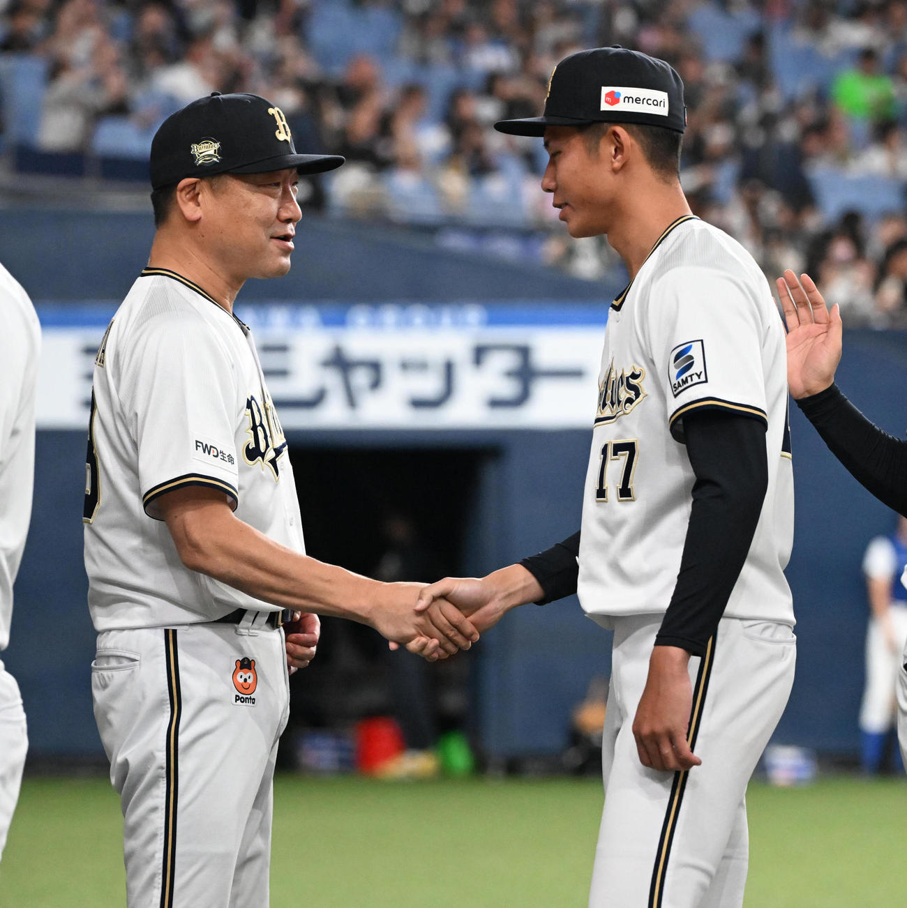 プロ初勝利を挙げ握手するオリックス中嶋監督（左）と曽谷（撮影・和賀正仁）