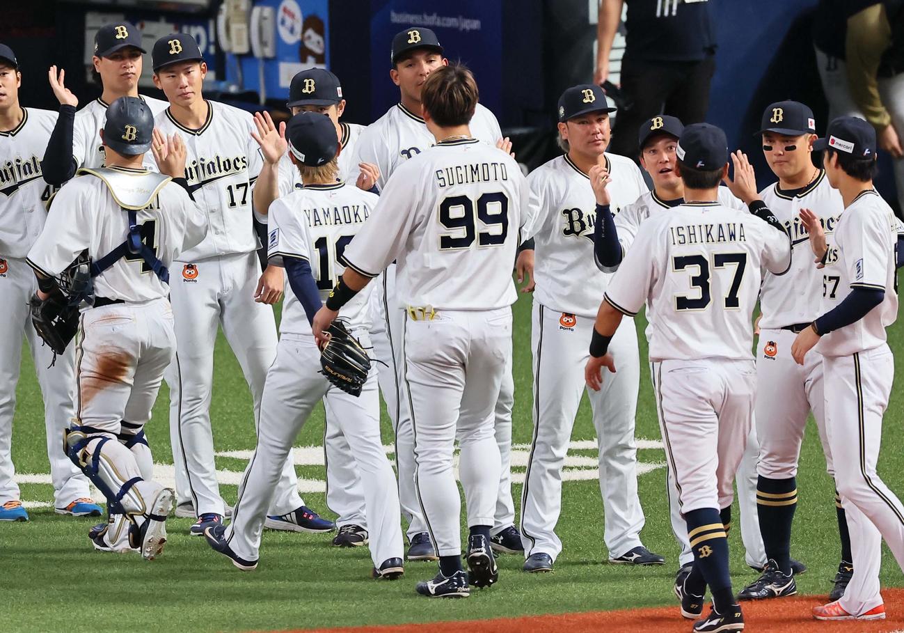 オリックス対ソフトバンク　プロ初勝利を挙げた曽谷（左から3人目）はナインを迎える（撮影・上田博志）