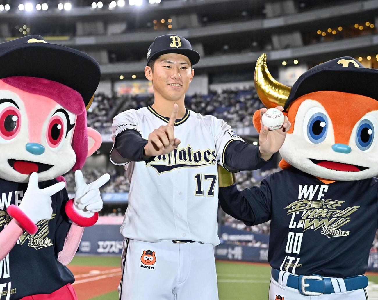 プロ初勝利を挙げポーズをとるオリックス・曽谷（共同）