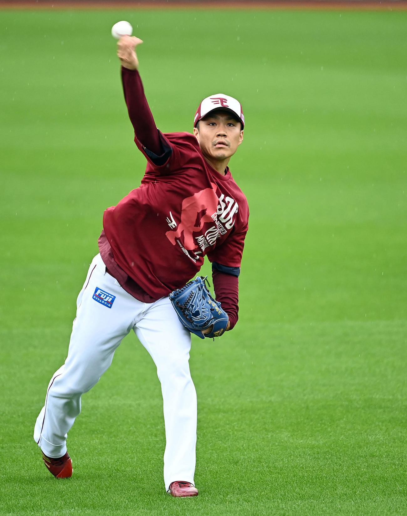 キャッチボールを行う楽天則本（撮影・たえ見朱実）