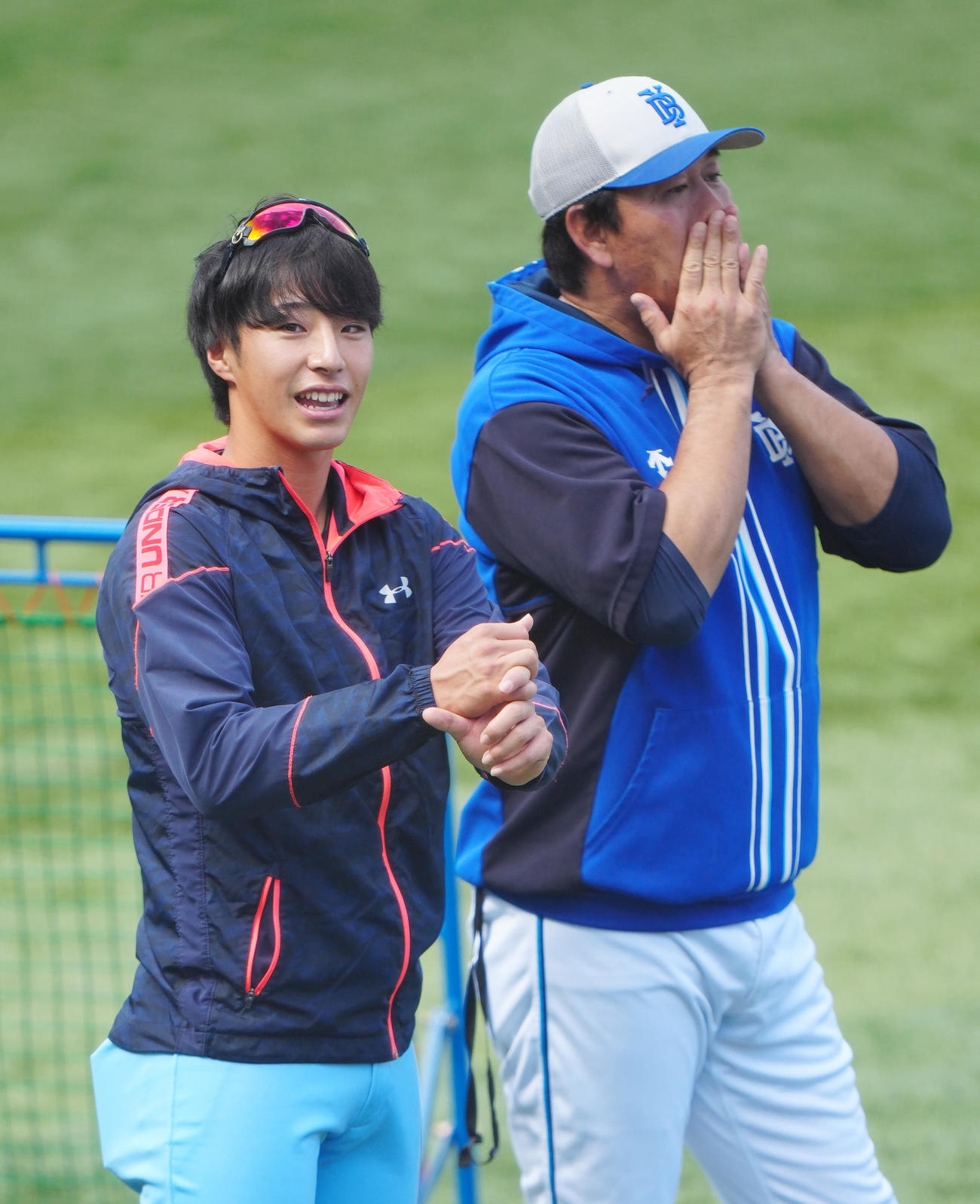 DeNA対ENEOS　試合前、高校の先輩であるDeNA鈴木打撃コーチ（右）にあいさつするENEOS・度会（撮影・江口和貴）