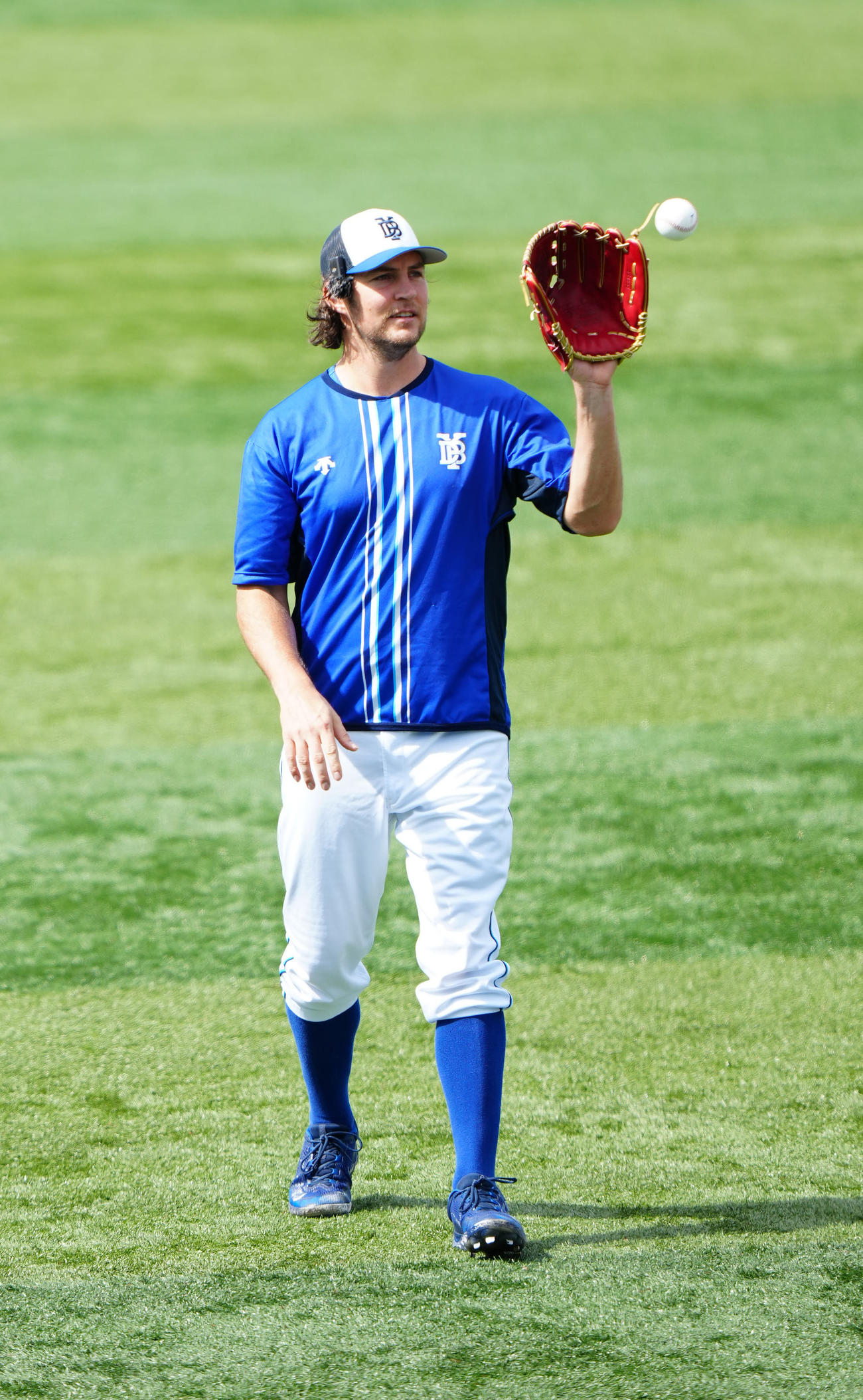 DeNA対ENEOS　試合前練習でキャッチボールするDeNAバウアー（撮影・江口和貴）