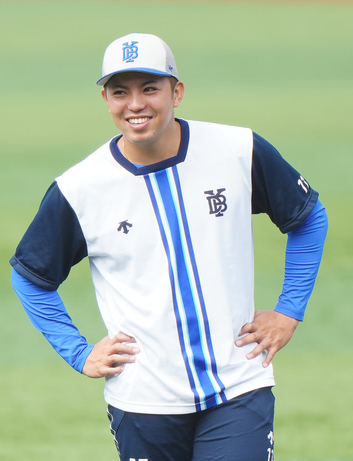 DeNA対ENEOS　試合前練習で笑顔を見せるDeNA東（撮影・江口和貴）