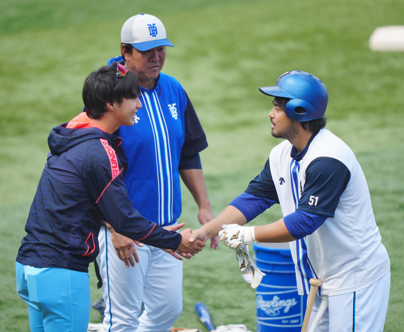 DeNA対ENEOS　試合前、DeNA宮崎（右）と握手を交わすENEOS・度会。中央はDeNA鈴木打撃コーチ（撮影・江口和貴）