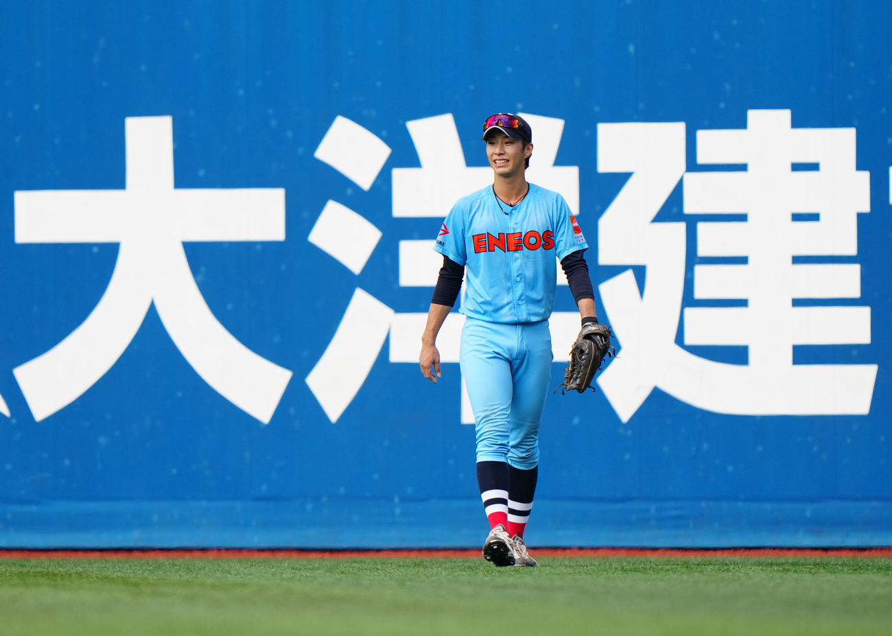 DeNA対ENEOS 4回表から右翼の守備に就くENEOS・度会（撮影・江口和貴）