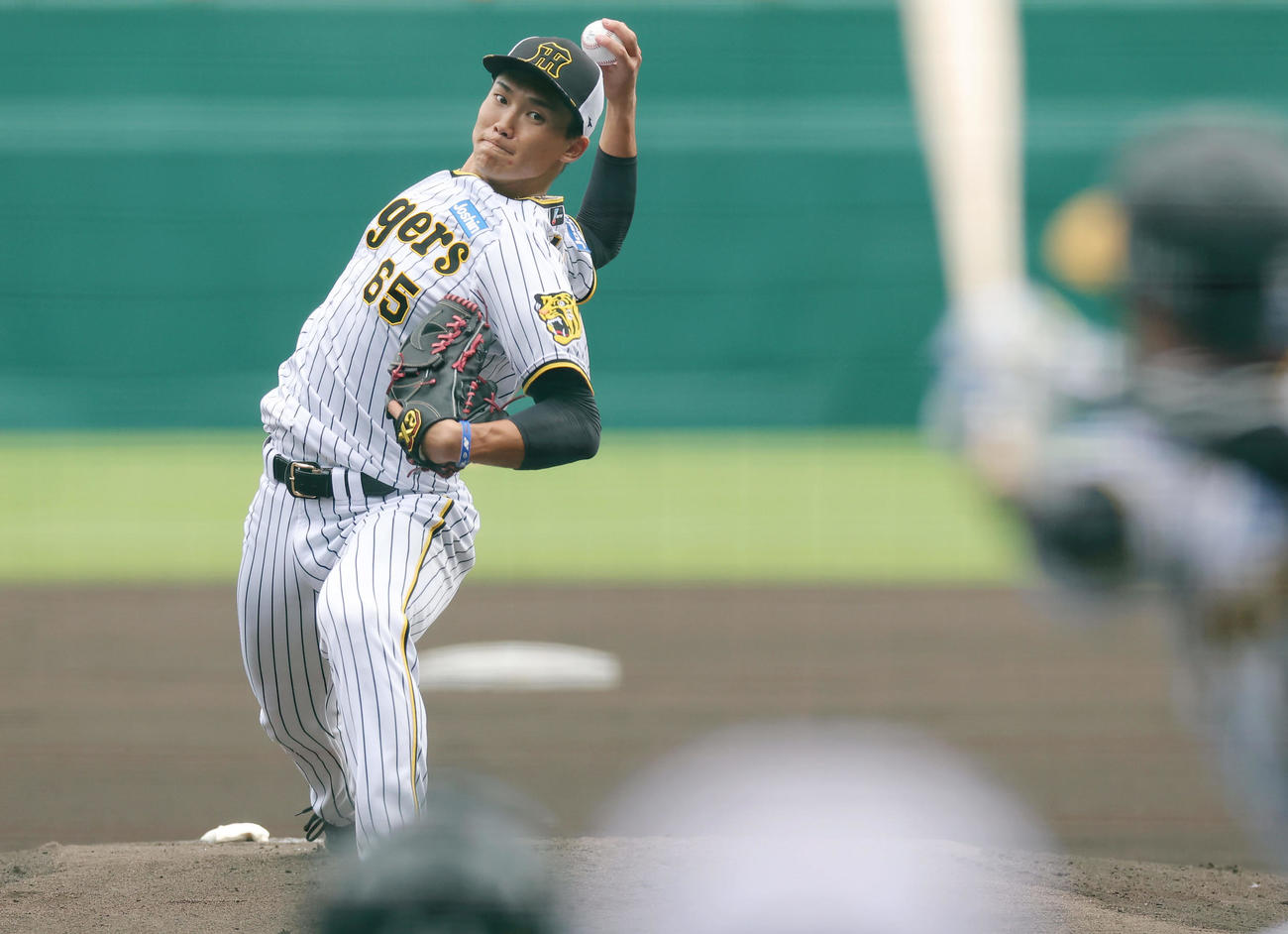 シート打撃に登板する阪神湯浅。打者近本（撮影・前田充）