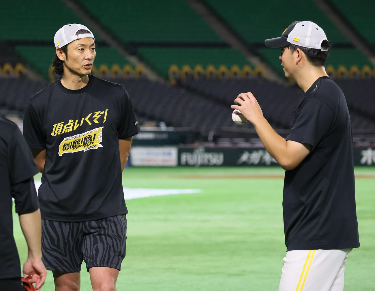 キャッチボールを終えた大関友久（右）と話をする斉藤1軍投手コーチ（撮影・冨田成美）