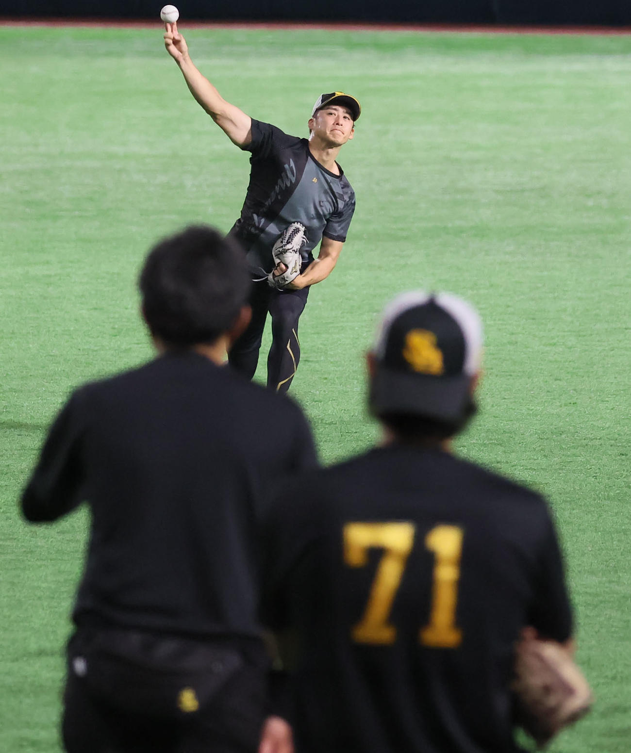 斉藤和1軍投手コーチが見守る中キャッチボールを行う板東（撮影・冨田成美）