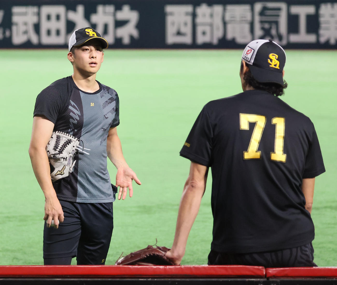 キャッチボールを終えて斉藤和1軍投手コーチ（右）と話をする板東（撮影・冨田成美）