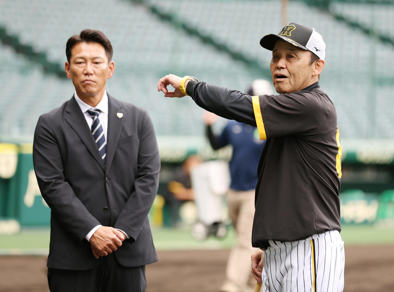 侍ジャパンの井端監督（左）からあいさつを受けた阪神岡田監督（撮影・前田充）