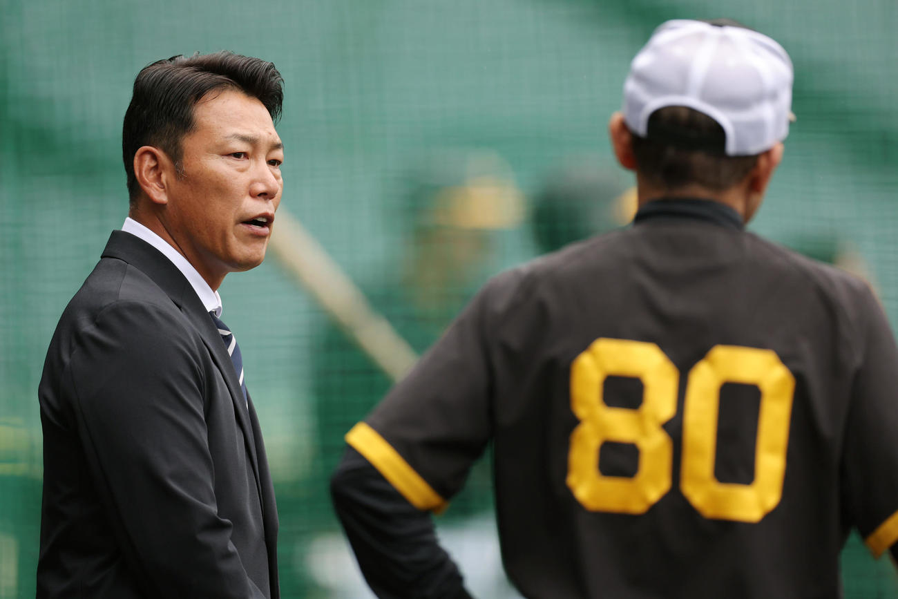 阪神岡田監督（右）と言葉を交わす侍ジャパンの井端監督（撮影・前田充）