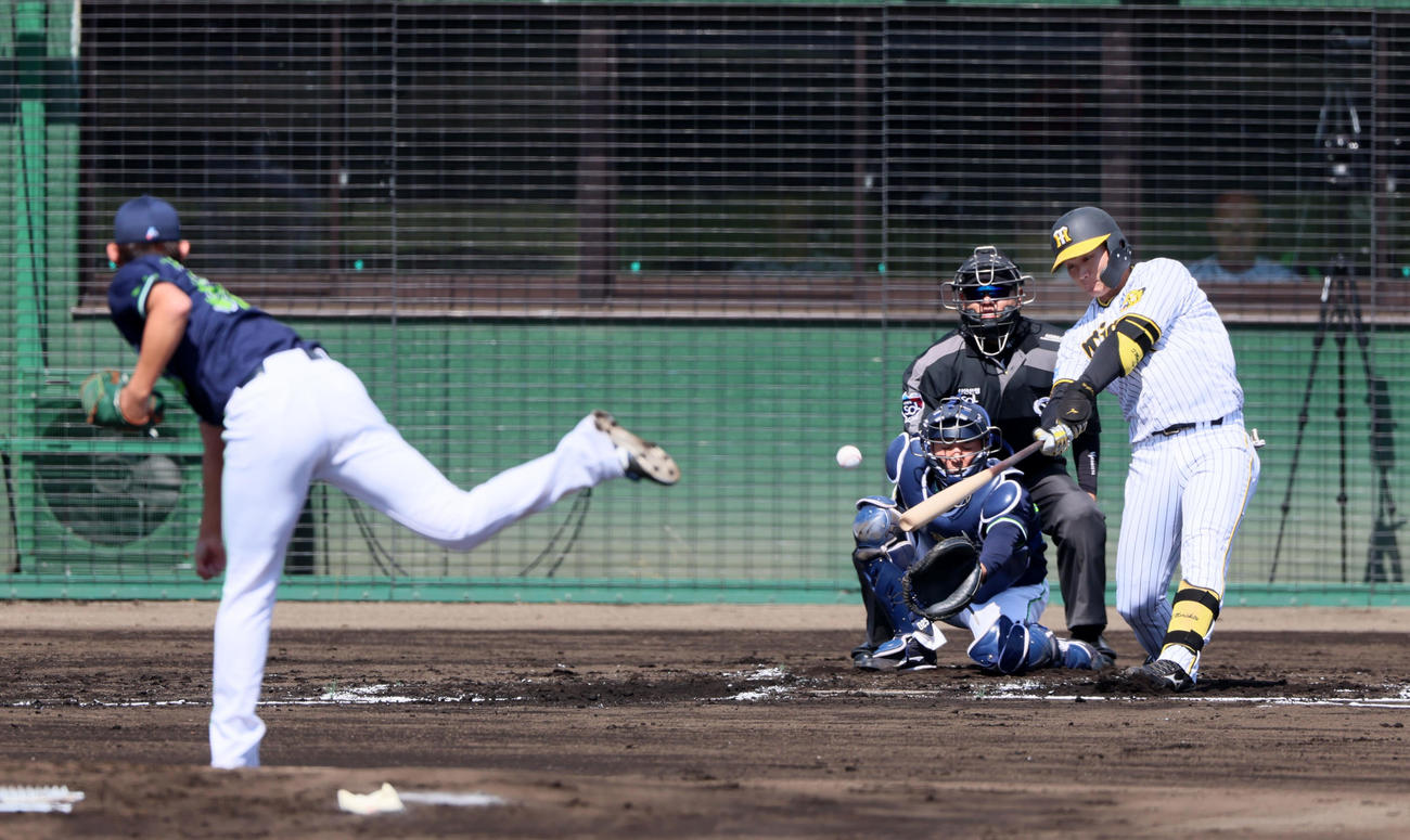 阪神対ヤクルト　1回裏阪神2死、森下は中前打を放つ。投手は阪口（撮影・加藤哉）