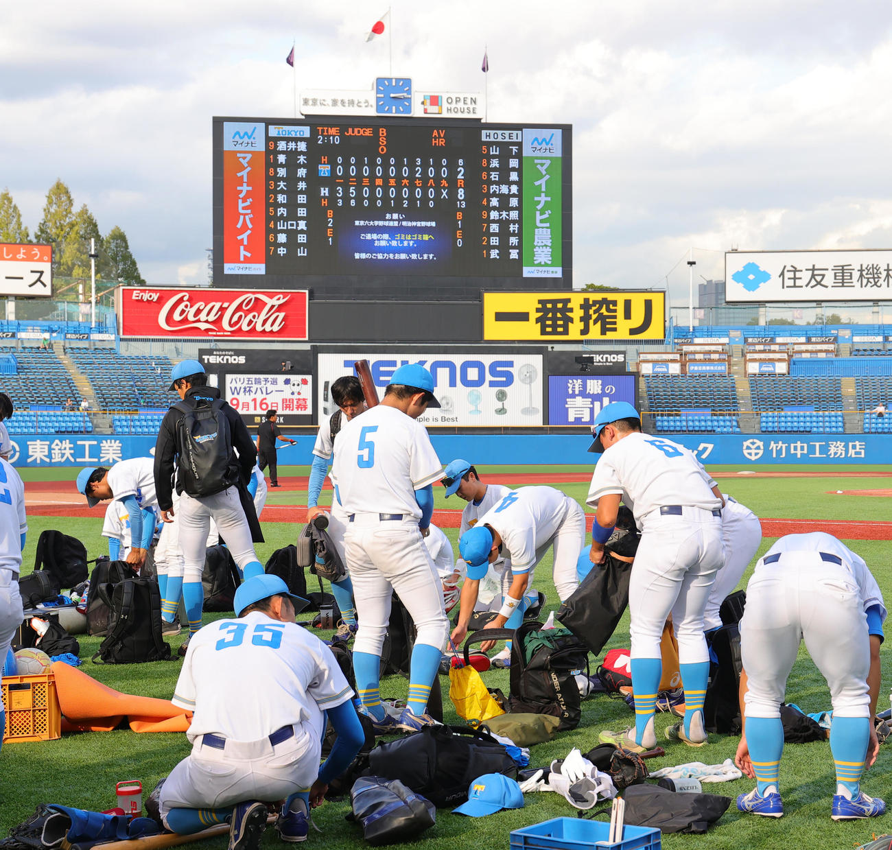 東大対法大　勝ち点を逃し、片づけをする東大の選手たち（撮影・野上伸悟）