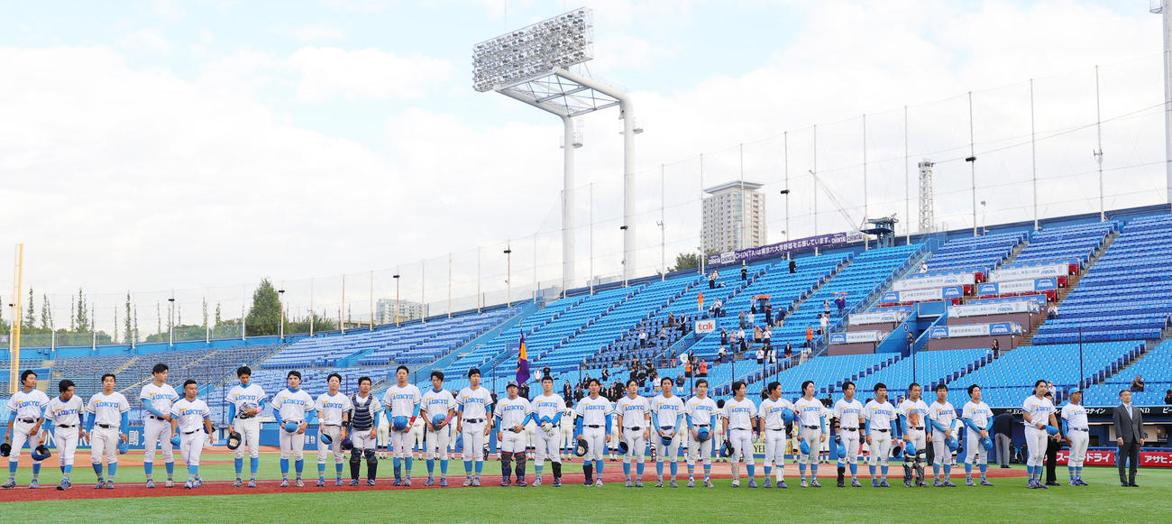 東大対法大　勝ち点を逃し、応援席にあいさつする東大の選手たち（撮影・野上伸悟）