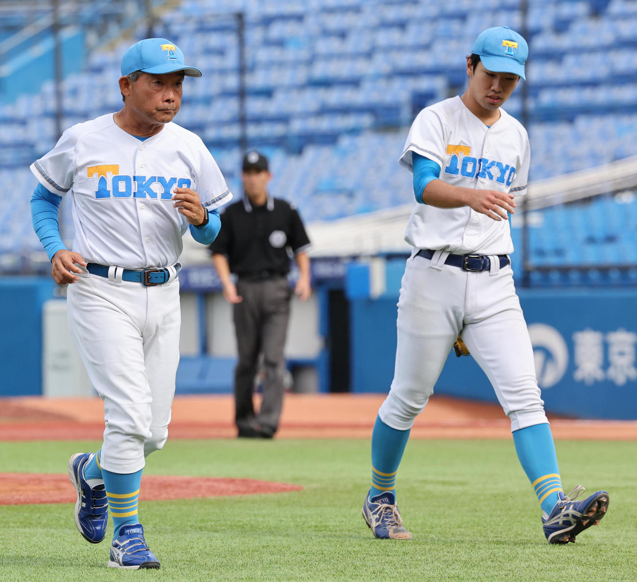 東大対法大　2回裏法大1死二、三塁、降板となる東大先発の平田。左は大久保助監督（撮影・野上伸悟）