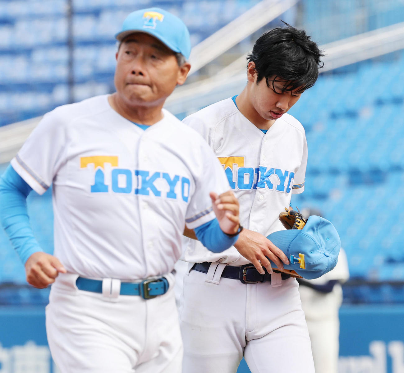 東大対法大　2回裏法大1死二、三塁、降板となる東大先発の平田。左は大久保助監督（撮影・野上伸悟）
