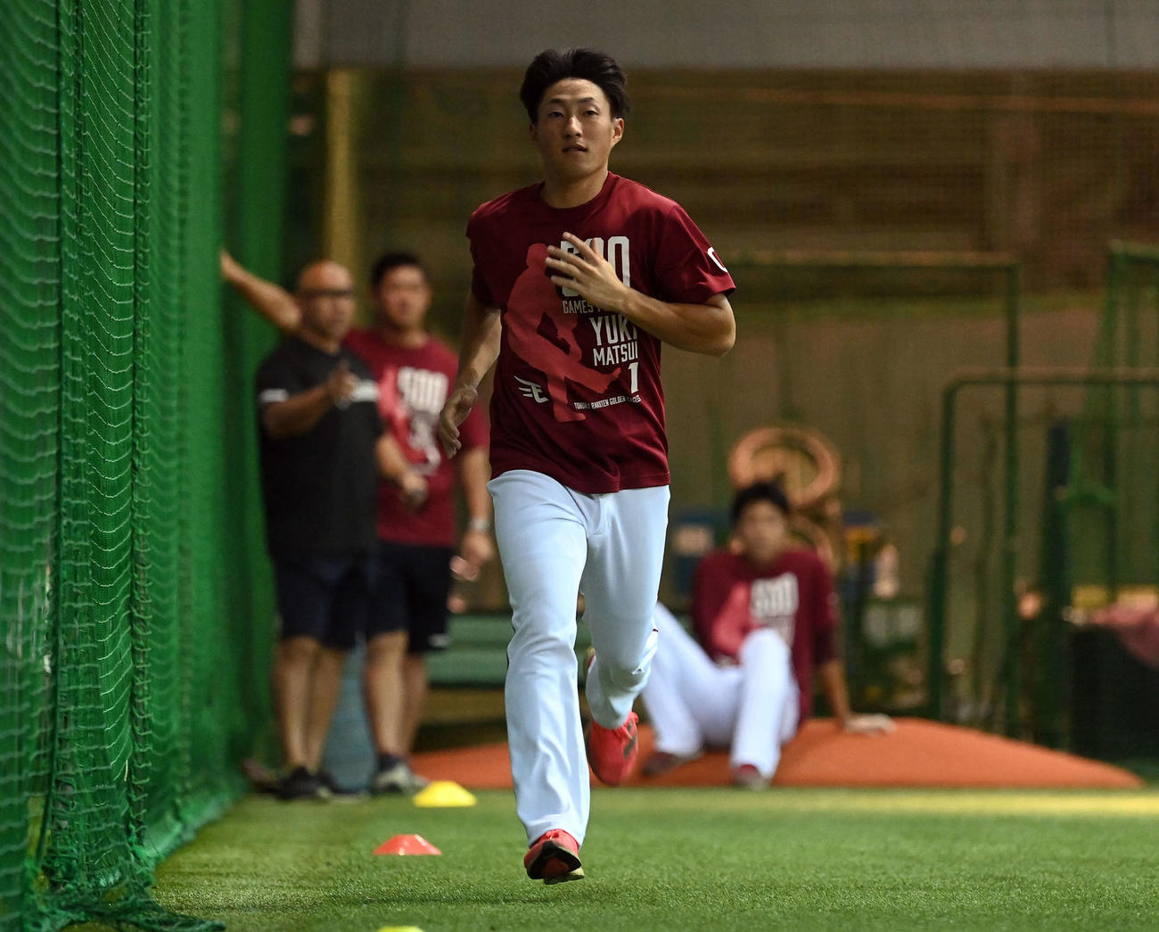 室内でダッシュを繰り返す楽天小深田（2023年10月9日撮影）