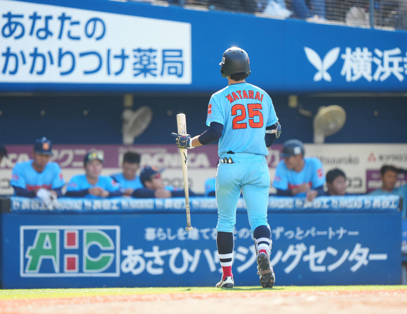 DeNA対ENEOS 6回裏ENEOS無死、三邪飛に倒れ、ベンチに引き揚げる度会（撮影・江口和貴）