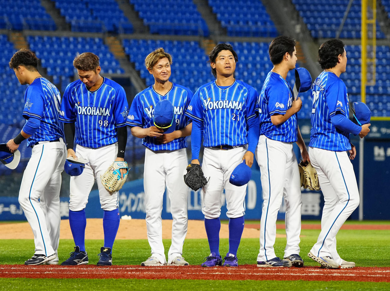 DeNA対ENEOS　試合後、あいさつするDeNA今永（中央右）ら。同左は大和（撮影・江口和貴）