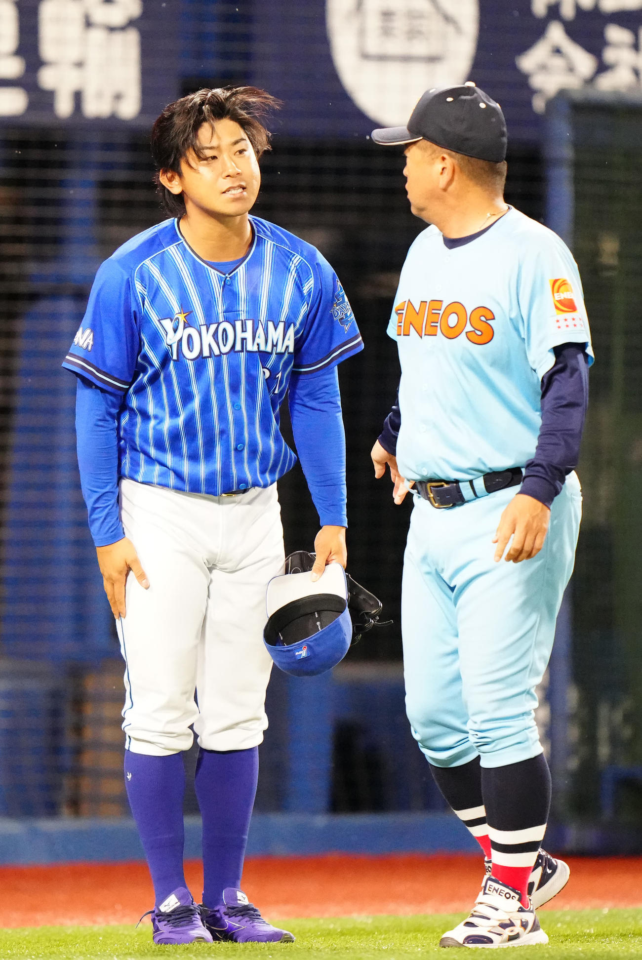 DeNA対ENEOS　試合後、ENEOS・大久保監督（右）にあいさつするDeNA今永（撮影・江口和貴）