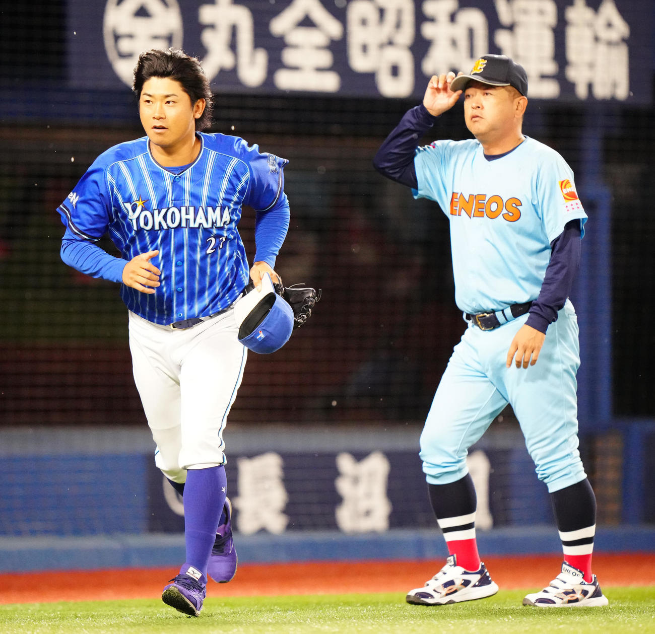 DeNA対ENEOS　試合後、ENEOS・大久保監督（右）にあいさつしたDeNA今永（撮影・江口和貴）