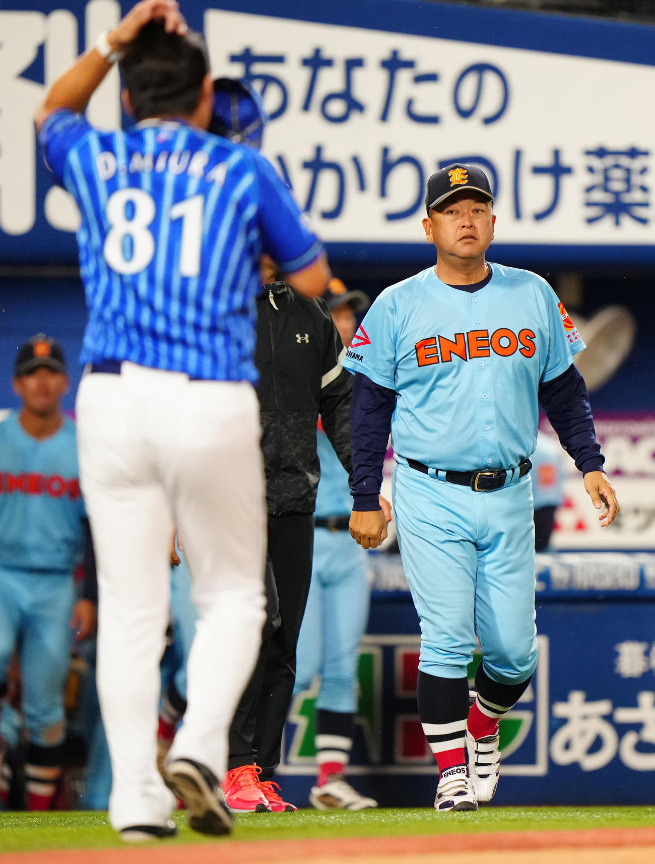 DeNA対ENEOS　試合後、DeNA三浦監督（左）とのあいさつに向かうENEOS・大久保監督（撮影・江口和貴）