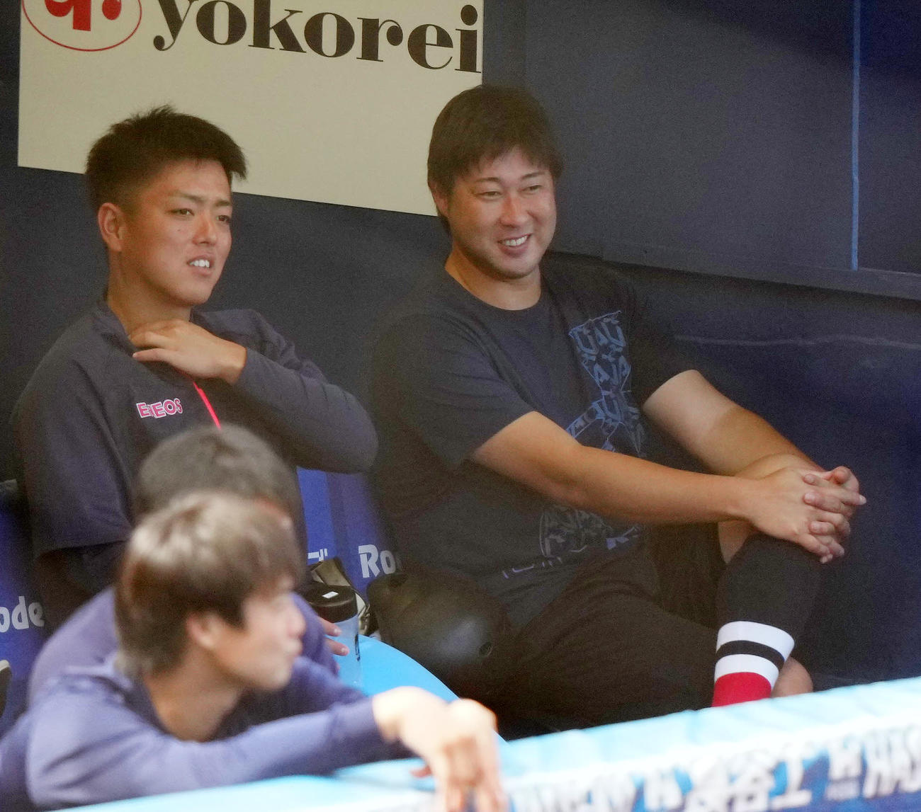 DeNA対ENEOS　試合前、ベンチに座るENEOS・田沢（右）（撮影・江口和貴）