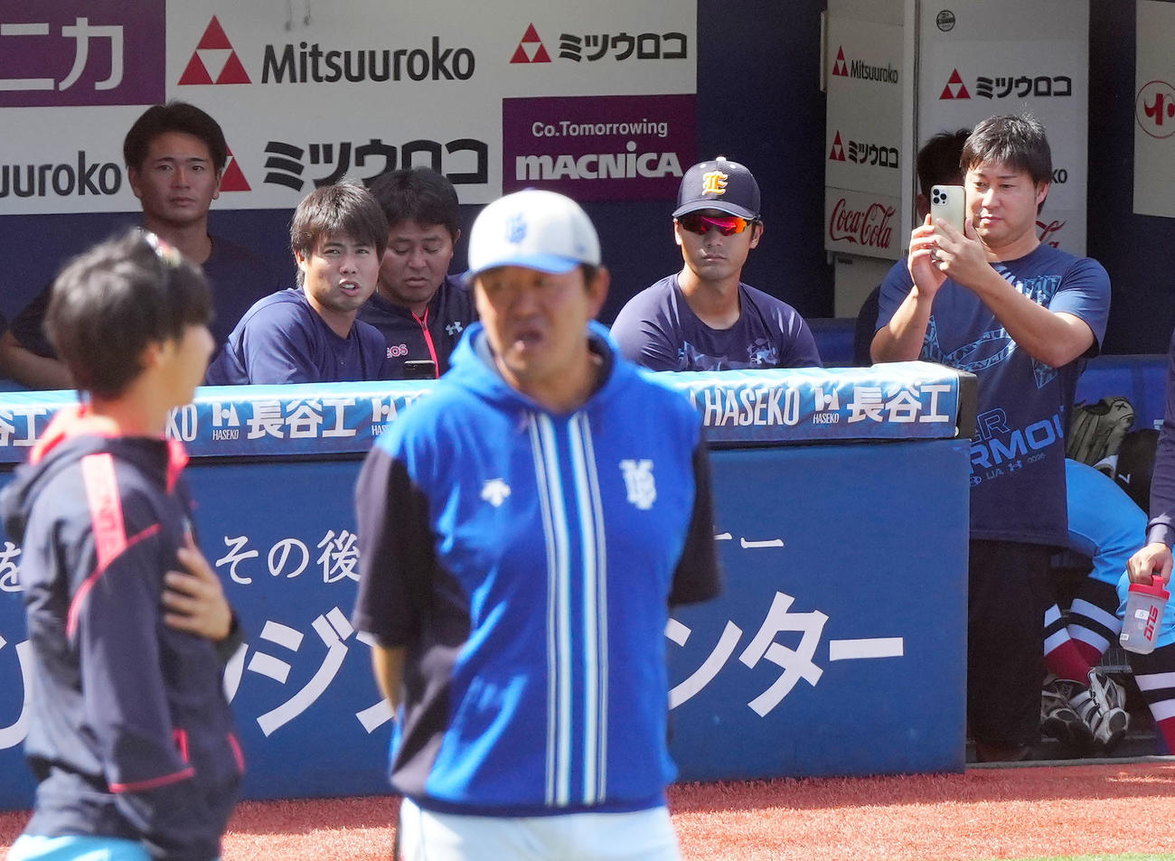 DeNA対ENEOS　試合前、ベンチから撮影するENEOS・田沢（右端）（撮影・江口和貴）