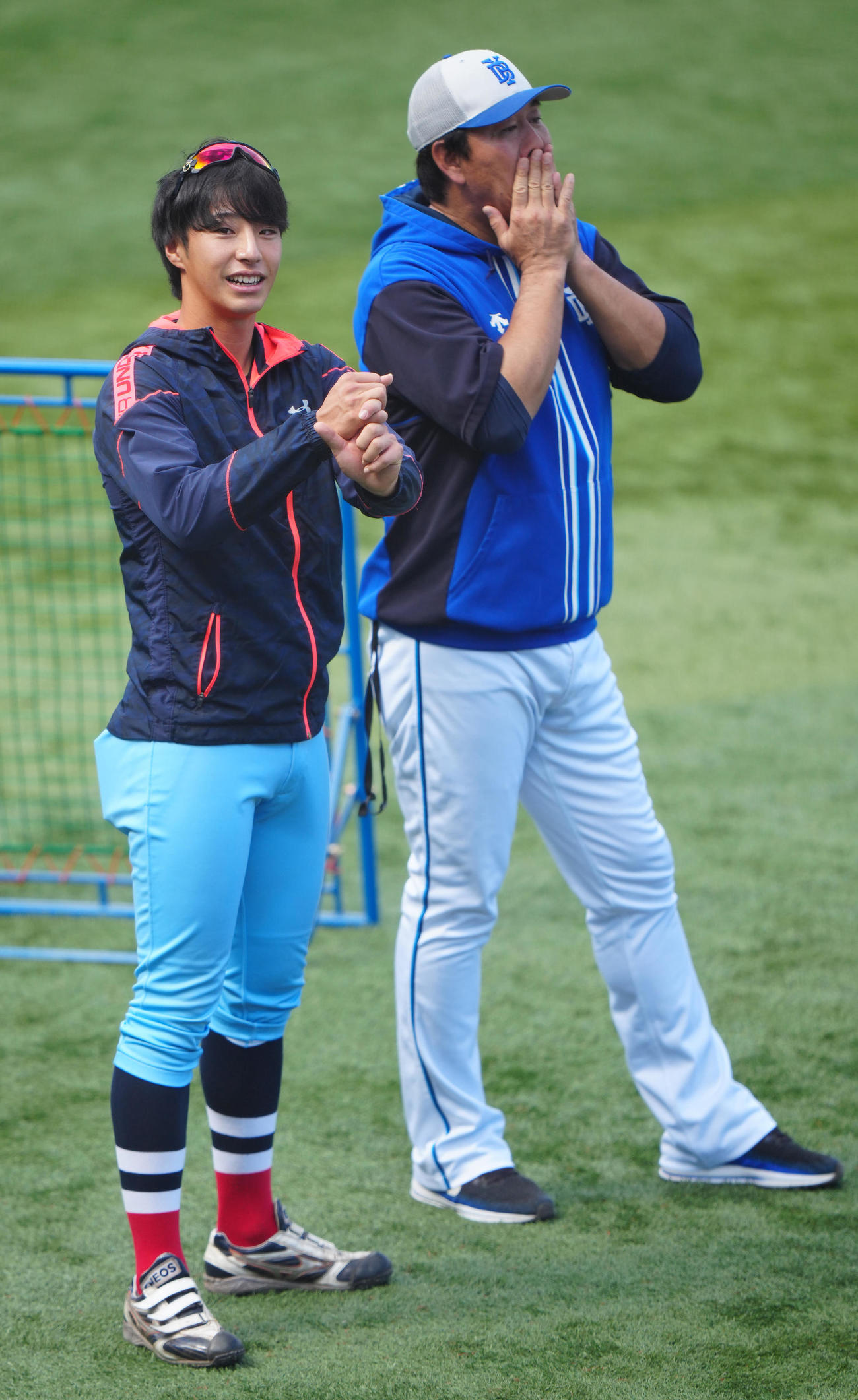 DeNA対ENEOS　試合前、高校の先輩であるDeNA鈴木打撃コーチ（右）にあいさつするENEOS・度会（撮影・江口和貴）