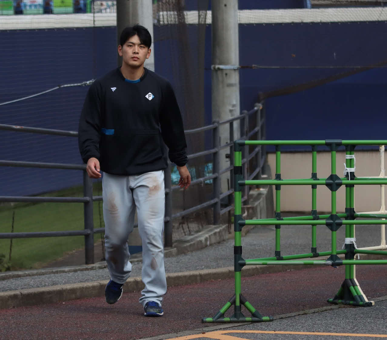 練習場から引き揚げる日本ハム野村（撮影・永野高輔）