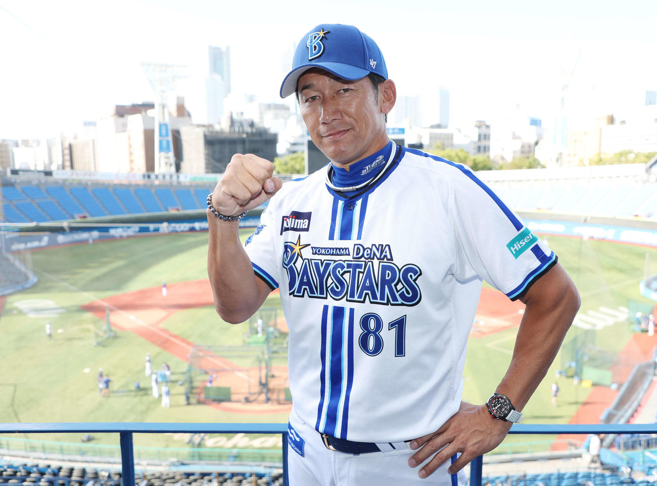 力強く拳を突き出すDeNA三浦監督（撮影・宮地輝）