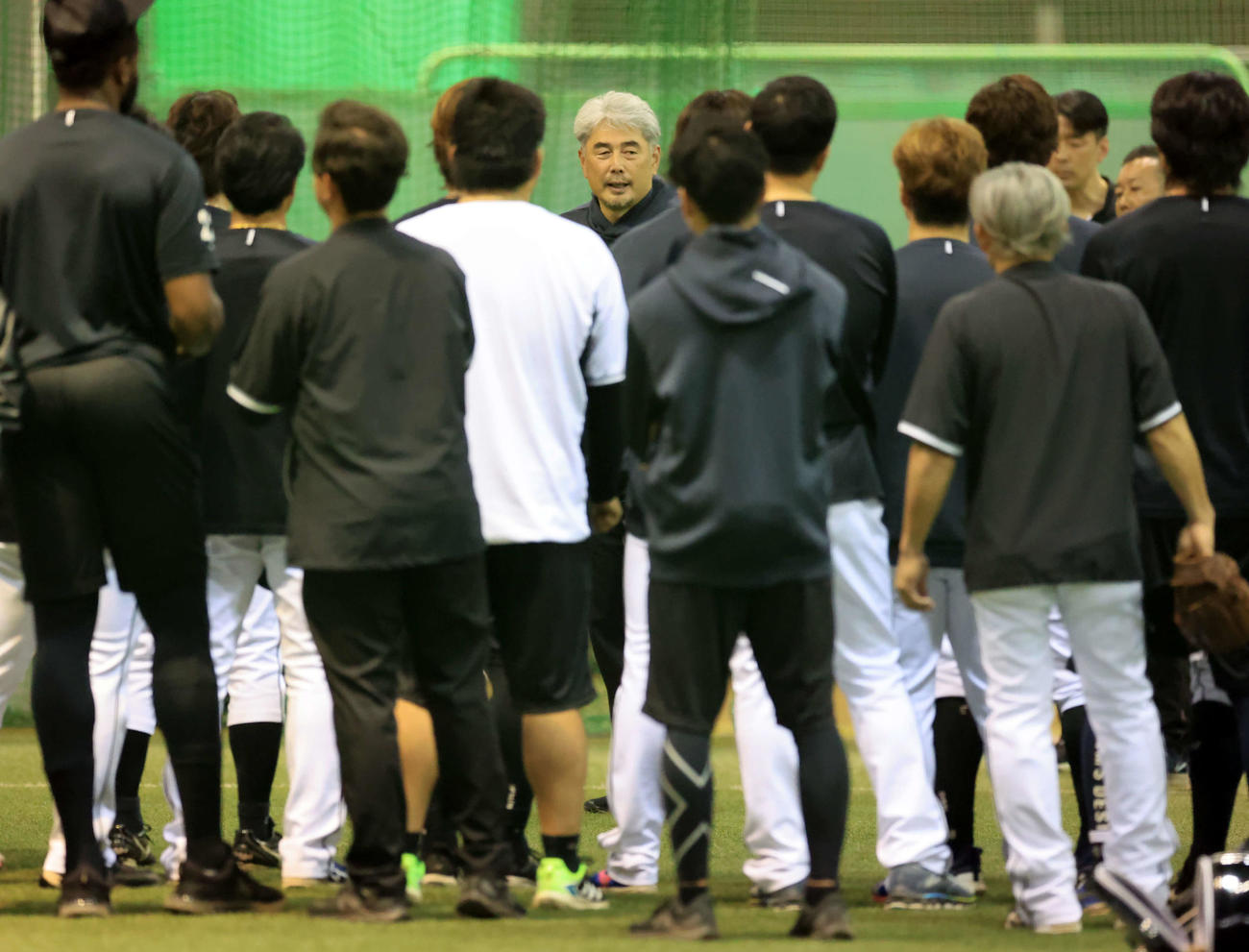 楽天対ロッテ　室内練習場で選手を集めて話をするロッテ吉井監督（中央）（撮影・浅見桂子）