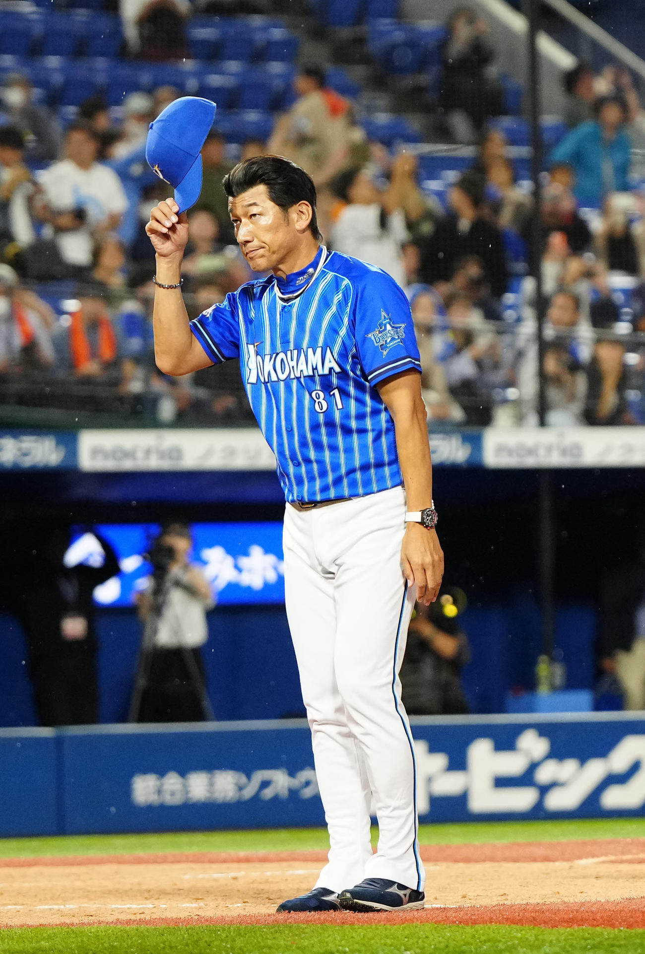DeNA対ENEOS　試合後、あいさつするDeNA三浦監督（撮影・江口和貴）