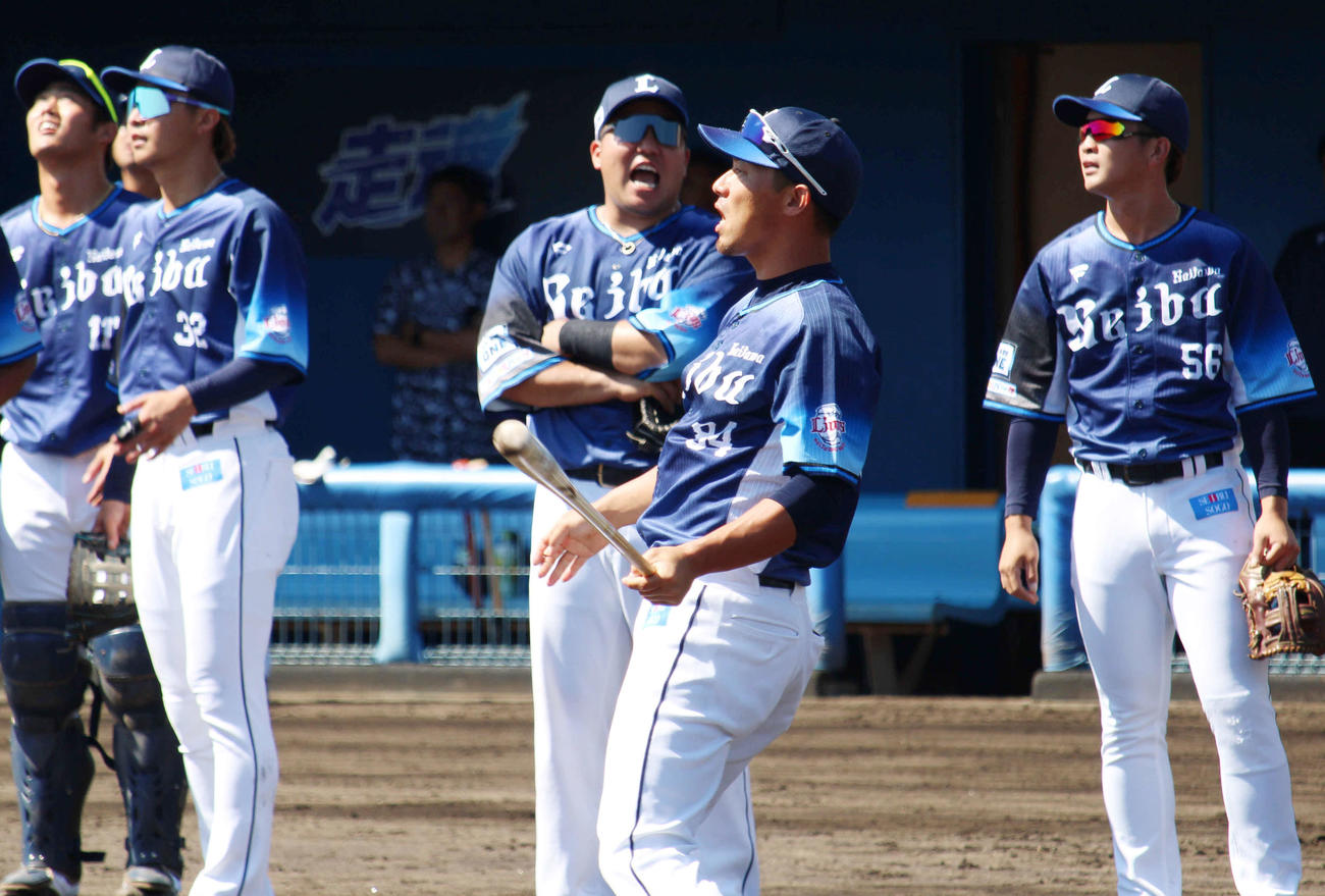 試合前ノックで盛り上げる西武山川（中央奥）