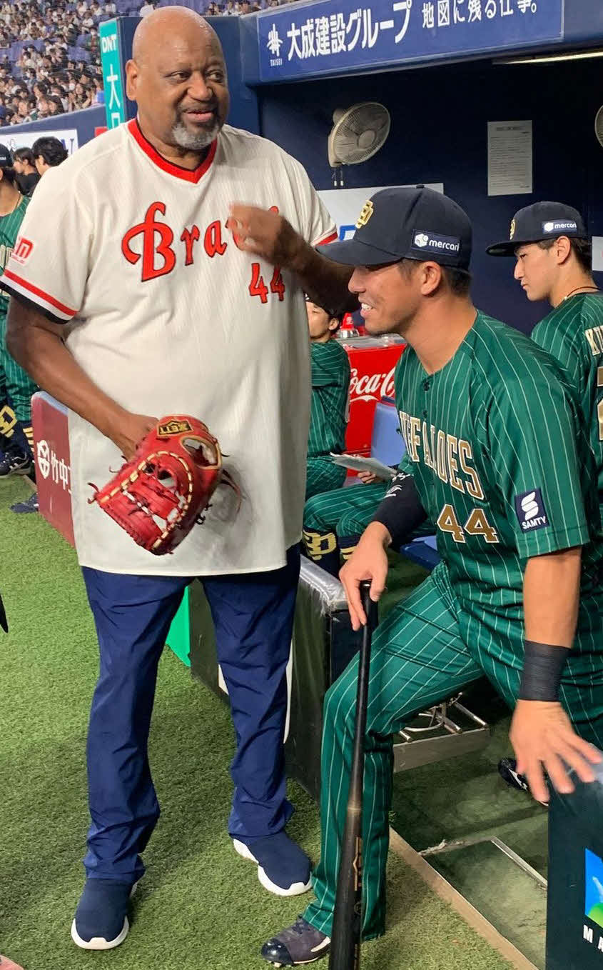 8月3日、背番号44の後輩、頓宮（右）と笑顔で語り合うブーマー氏