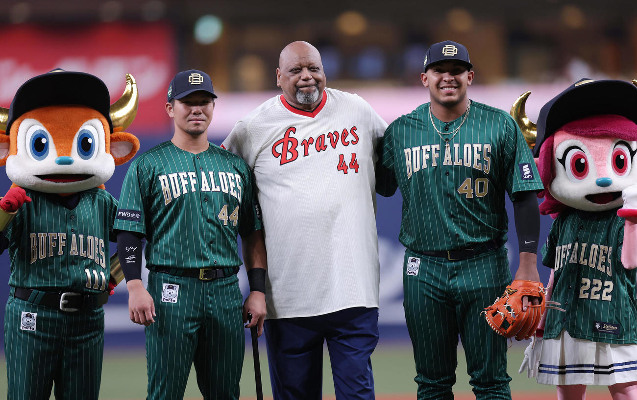 2023年8月3日、特別始球式を終えて記念撮影する、左からオリックス頓宮、ブーマー氏、セデーニョ