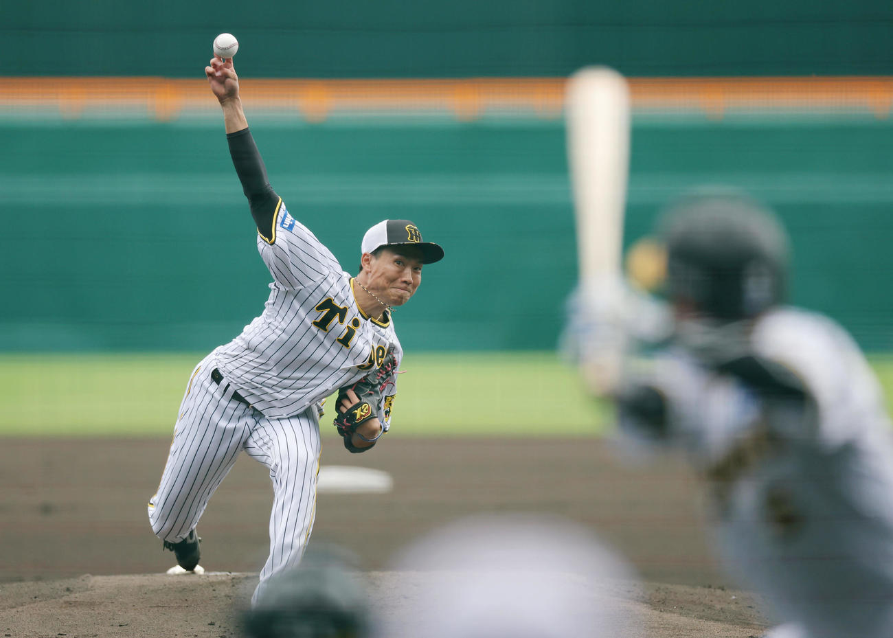 シート打撃に登板する阪神湯浅。打者近本（撮影・前田充）