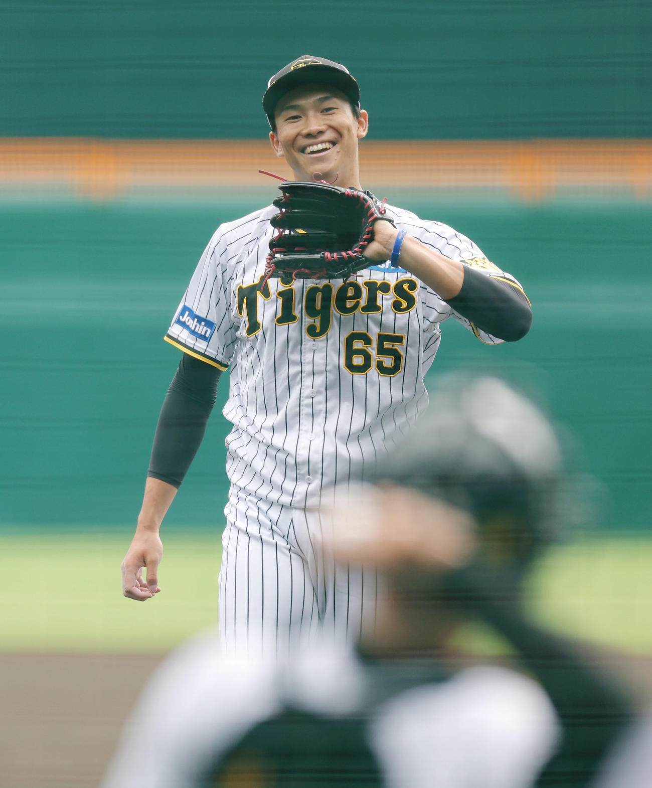 シート打撃に登板し笑顔を見せる阪神湯浅（撮影・前田充）
