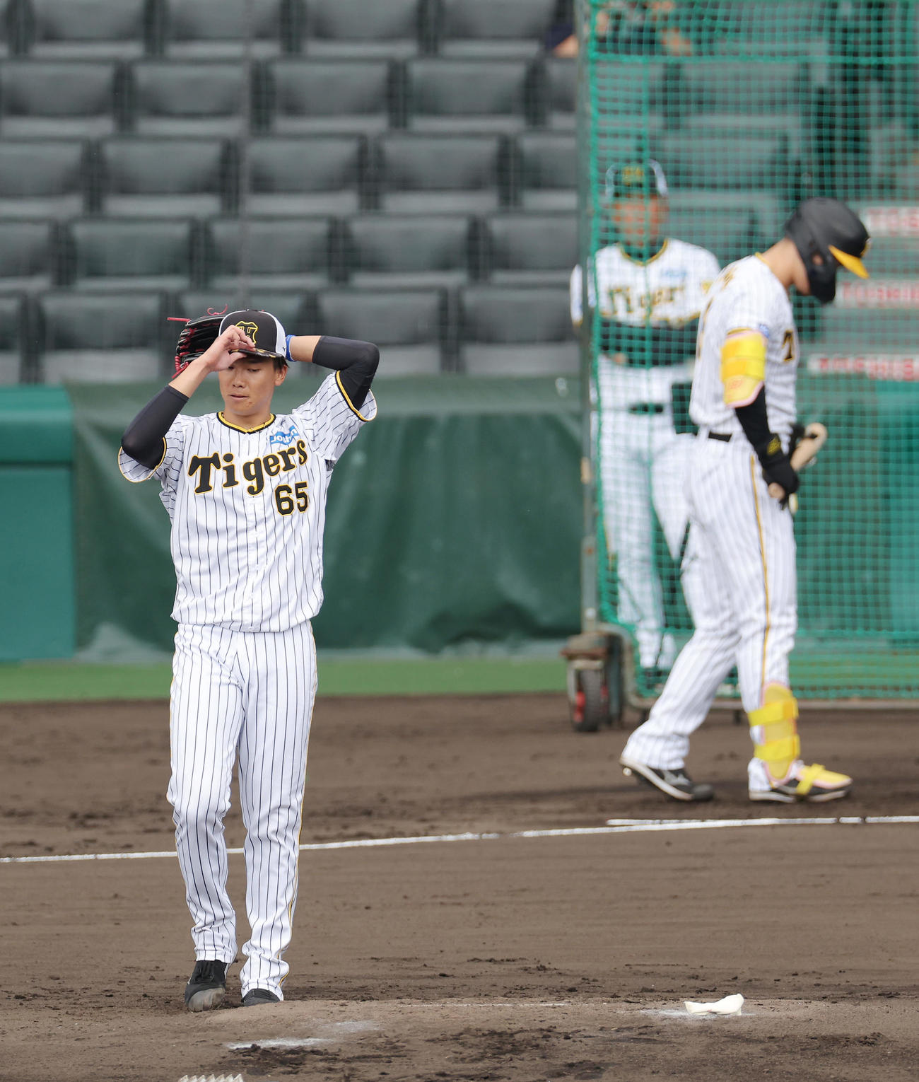 シート打撃で厳しい表情を見せる阪神湯浅。右は佐藤輝（撮影・前田充）