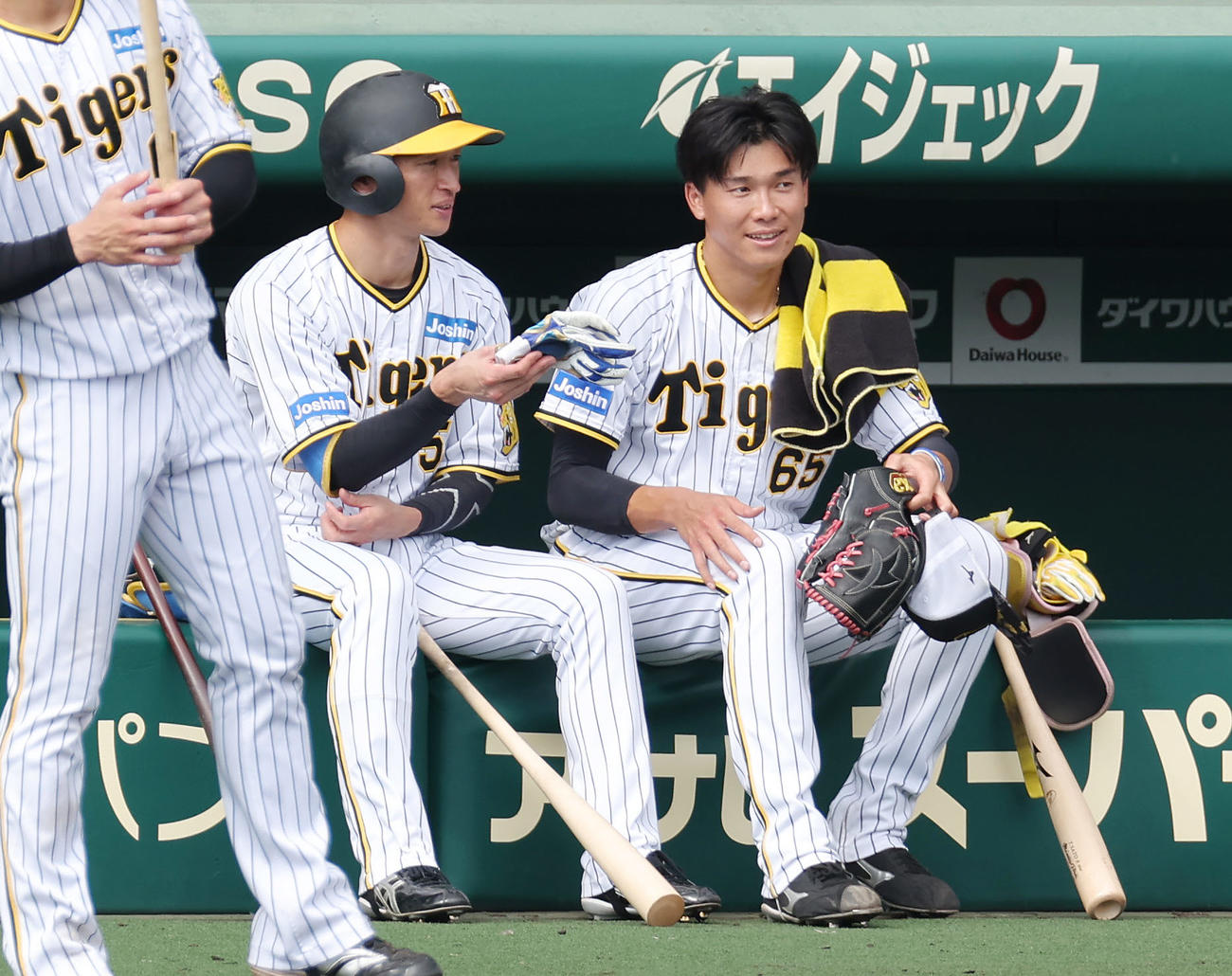シート打撃での登板を終え、阪神近本と言葉を交わす湯浅（右）（撮影・前田充）