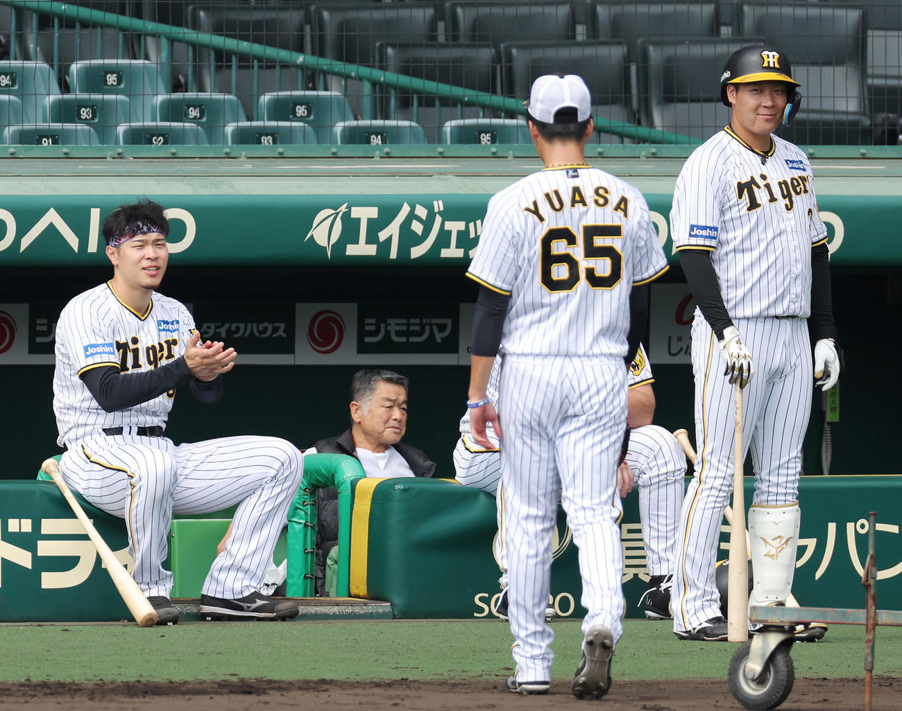 シート打撃での登板を終えた阪神湯浅（手前）に拍手する佐藤輝。右は大山（撮影・前田充）