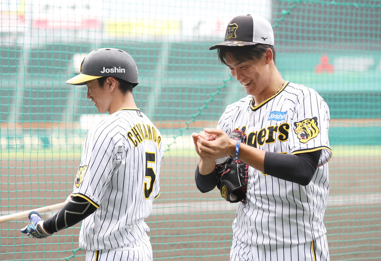 笑顔を見せながらシート打撃に臨む阪神近本（左）と湯浅（撮影・前田充）